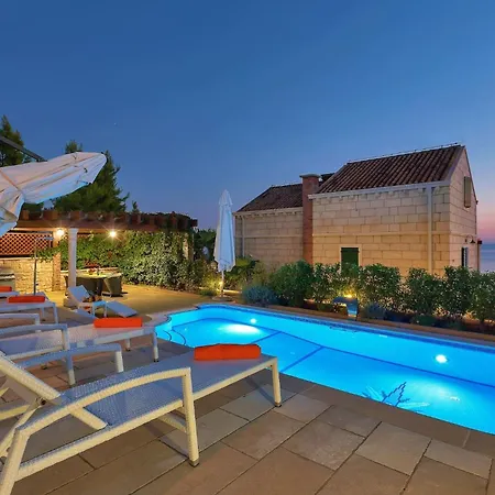 Villa Ferienhaeuser In Makarska