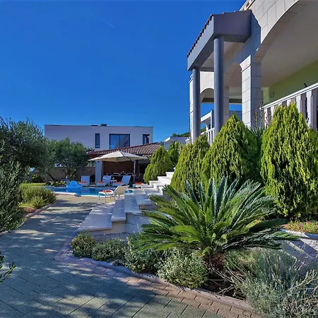 Ferienhaeuser In Villa Makarska