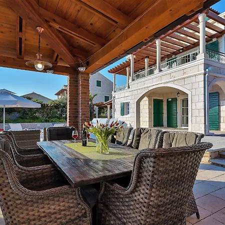 Ferienhaeuser In Villa Makarska